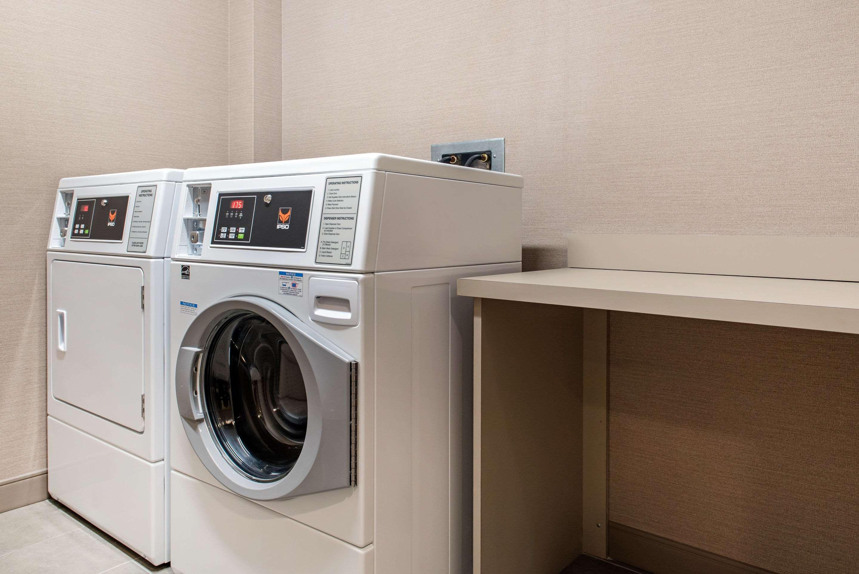 Wyndham Westfield Hotel Bagian luar foto